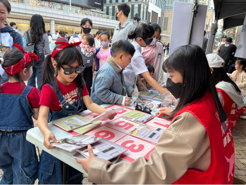 導盲犬志工協助活動攤棚的視障體驗小遊戲