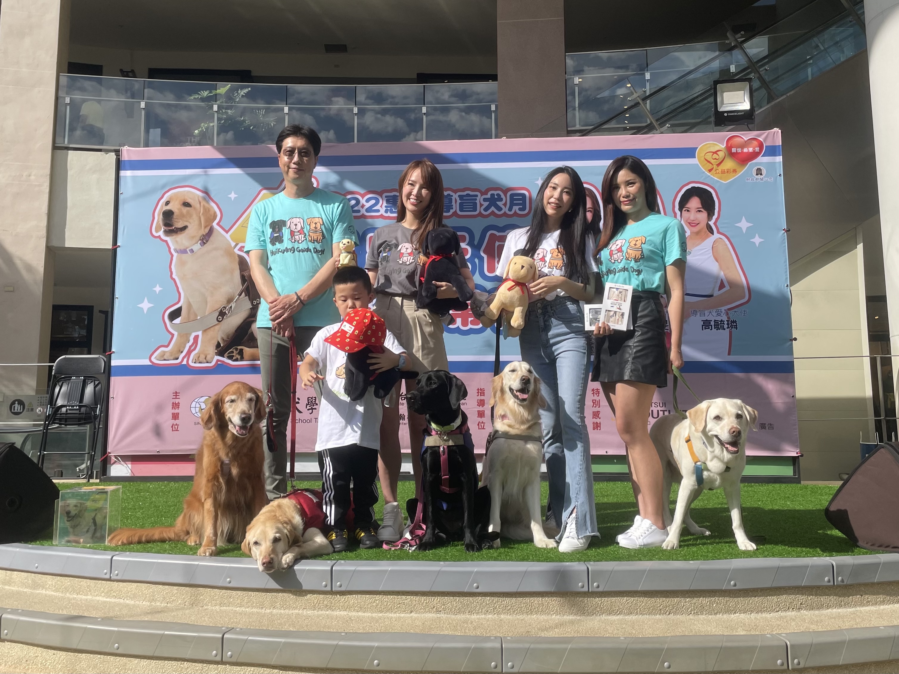 「犬」力以赴　美女主播團齊力助陣導盲犬(標題圖檔)